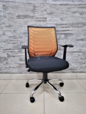 Кресло Barneo K-138 для персонала (черная ткань оранжевая сетка) в Сургуте - surgut.mebel-74.com | фото